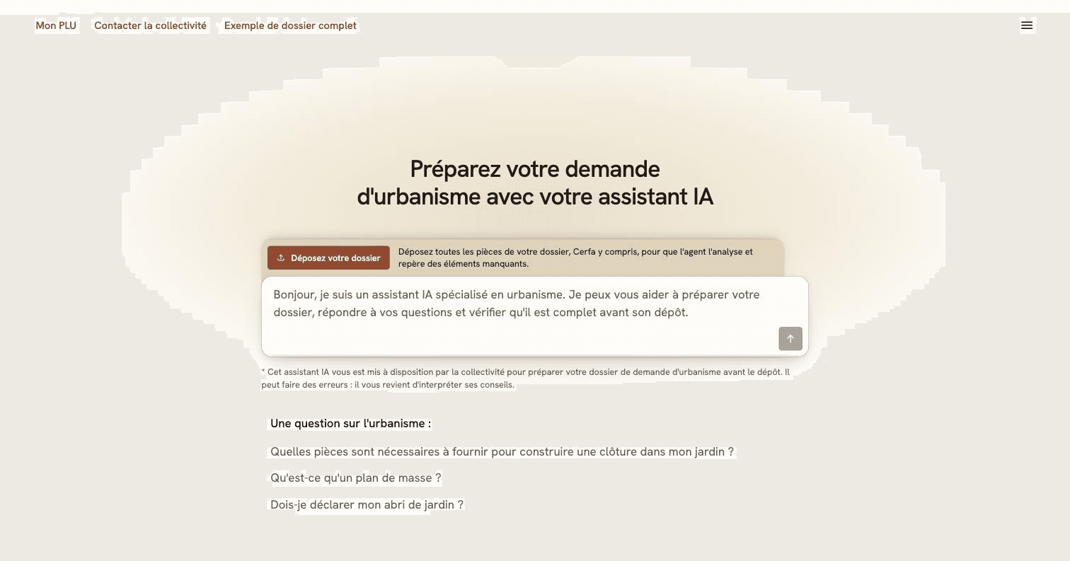 L’écran d’accueil de l’assistant : un bouton pour déposer son dossier, un champ de conversation et trois questions d’urbanisme fréquentes